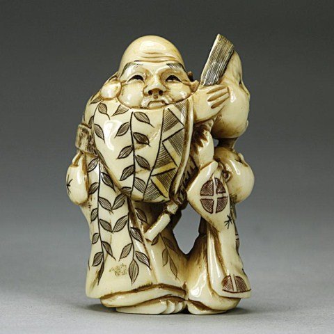ANTIQUE JAPANESE CARVED NETSUKE: of an actor and an attendant. H: 1 3/4 in.