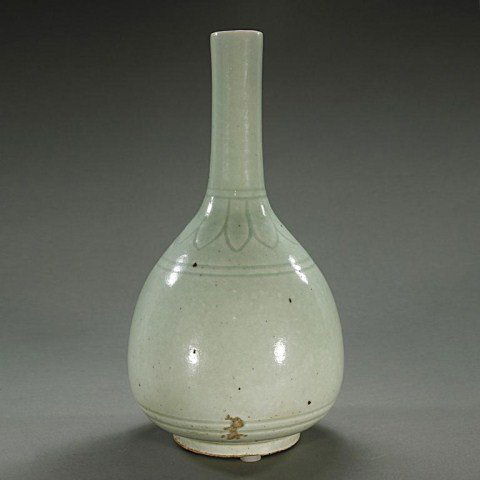 CHINESE CELADON GLAZED BOTTLE NECK VASE: H: 9 1/2 in.