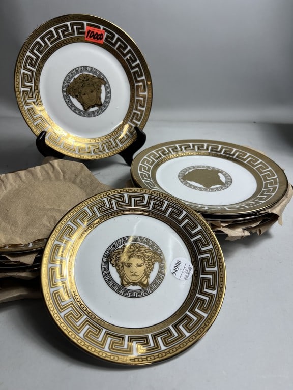 SET OF 12 FINE CABINET PLATES, STAMPED 24K: Set of six small plates and six bigger plates. Stamped at the back 24 karat gold Large plate: 9 inches Small plate: 7 1/2in