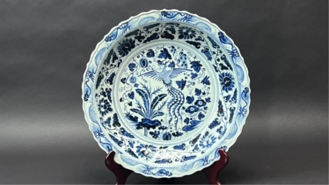 BEAUTIFUL CHINESE BLUE AND WHITE DISH: With foliated rim. Beautifully painted in the center of a flying phoenix amongst blossoming flowers and scrolling vines. D: 17 3/4 in.