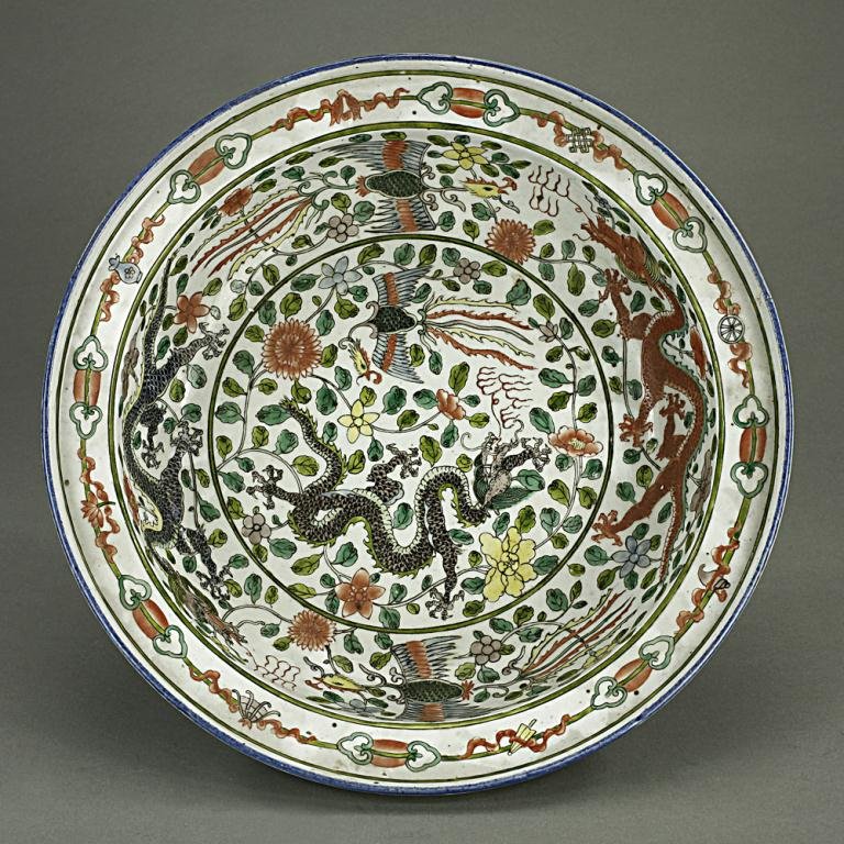 CHINESE FAMILLE VERTE 'DRAGON AND PHOENIX' BOWL: The interior with a framed medallion painting of a dragon and a phoenix, encircled by a ring of painting of another pair of dragon and phoenix, the upper rim is decorated with the "eight Buddhist Embl