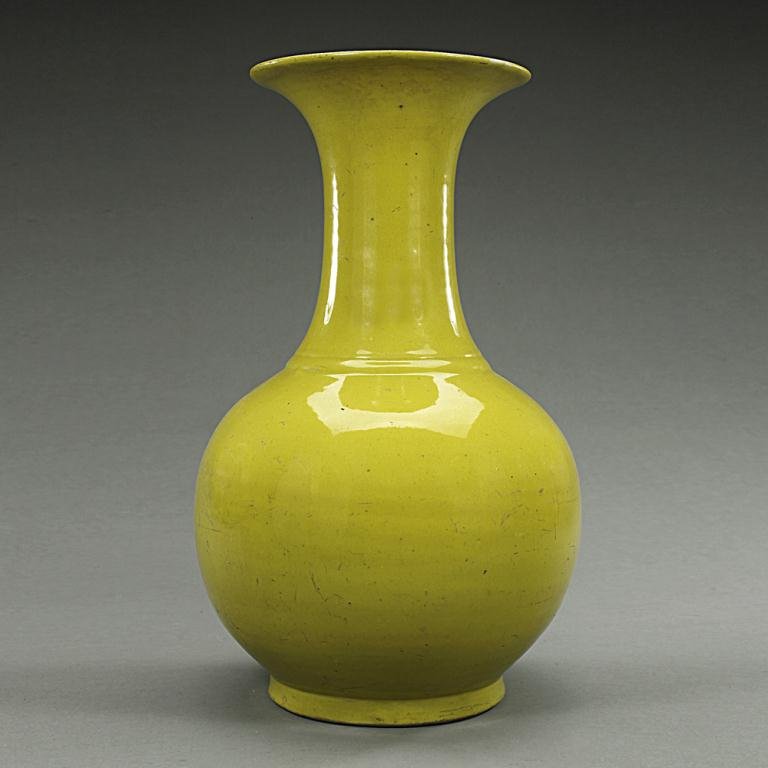 ANTIQUE MONOCHROMATIC YELLOW GLAZED CHINESE VASE Nov 10, 2013 Artingstall Auctioneers in CA