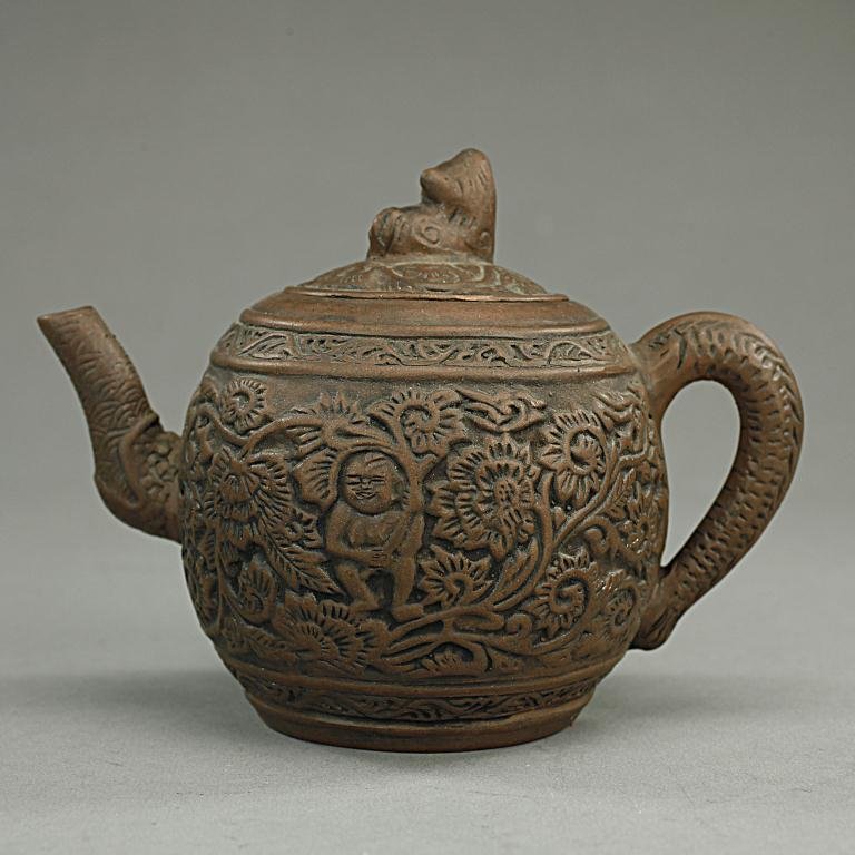Chinese Pottery Teapot: L: 5 1/2 in.(14cm) x H: 4 1/8 in.(10.5cm)