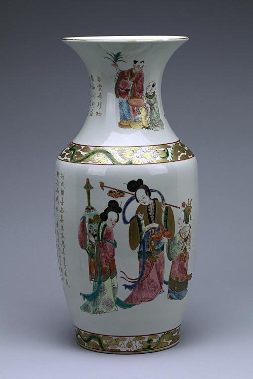 CHINESE FAMILLE ROSE PORCELAIN VASE (1 of 9)