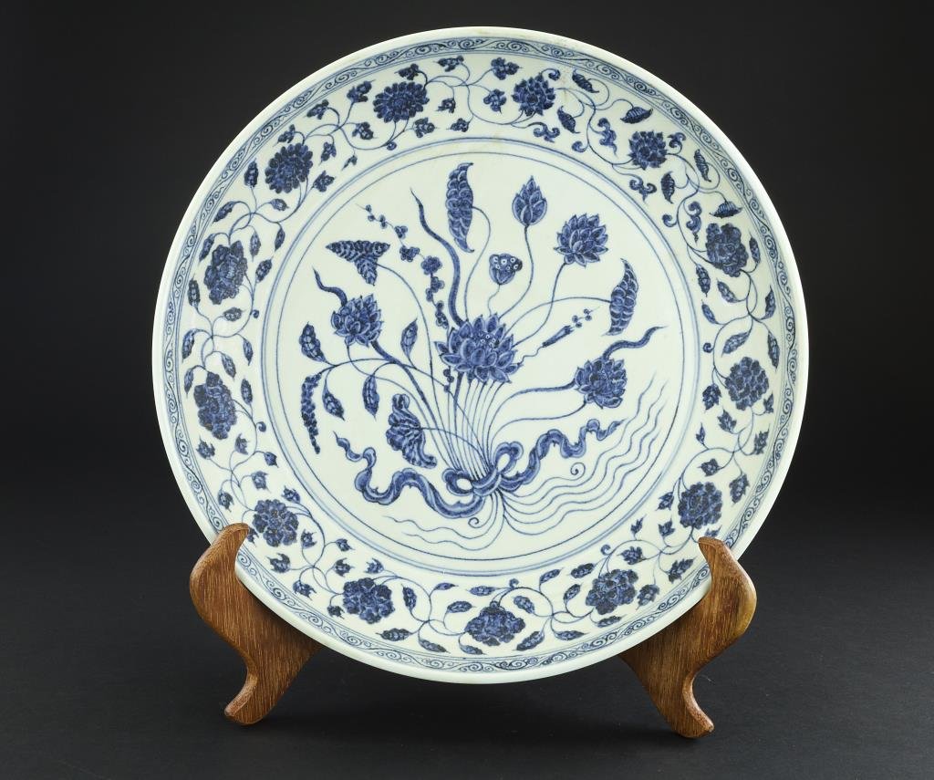 CHINESE MING STYLE BLUE & WHITE CHARGER (1 of 3)
