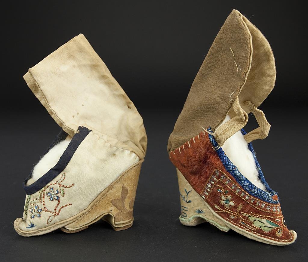 ANTIQUE CHINESE SILK BOUND FEET SHOES: ANTIQUE CHINESE SILK BOUND FEET SHOES