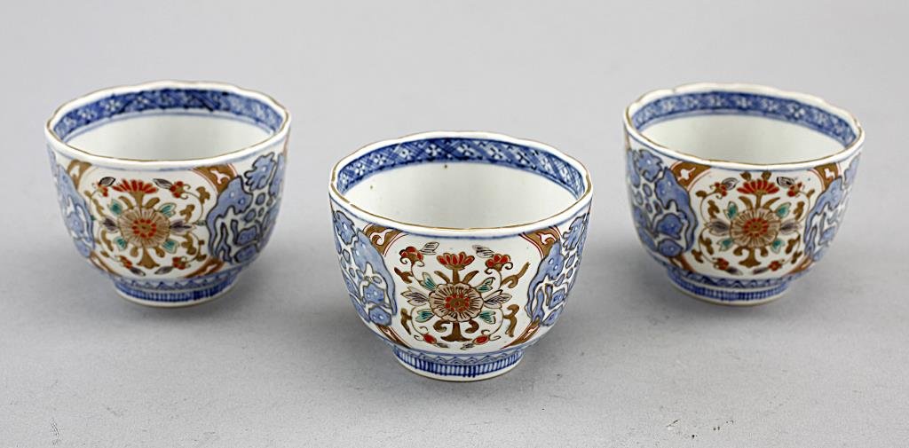 THREE SMALL JAPANESE IMARI CUPS (1 of 3)