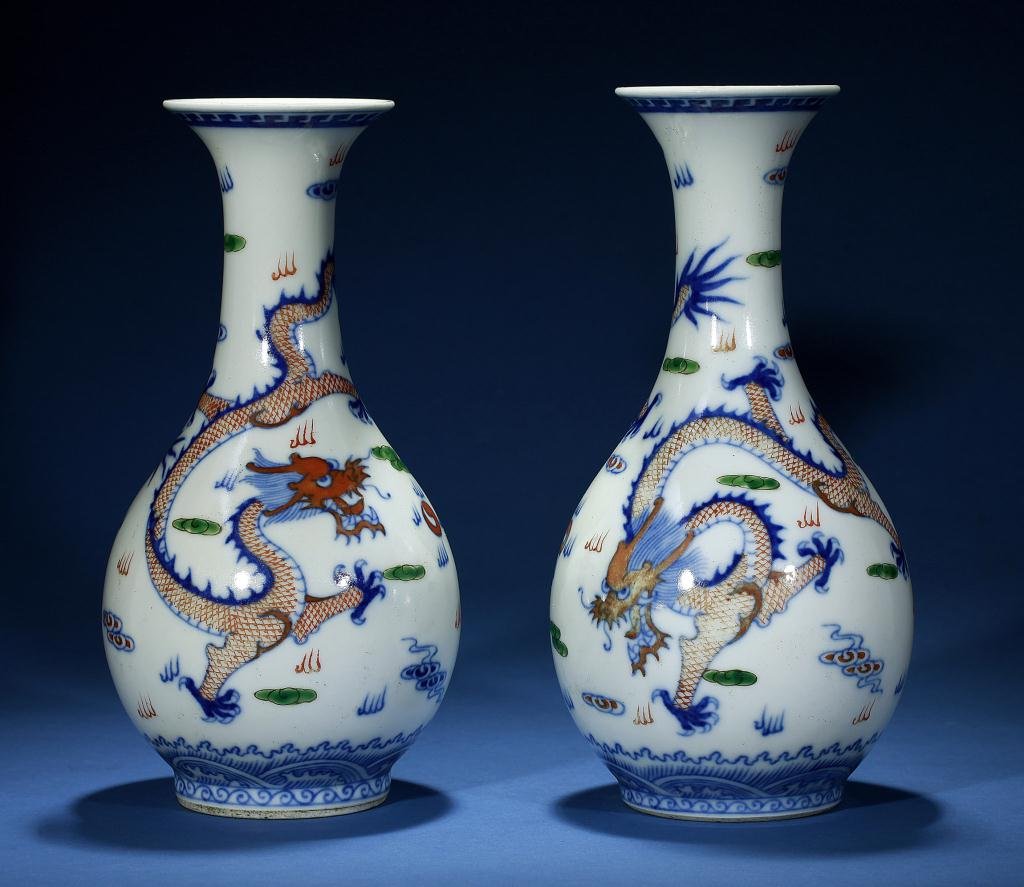 PAIR OF CHINESE WU CAI 'DRAGON' VASES (1 of 5)