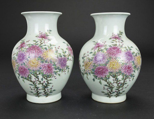 PAIR OF SMALL CHINESE FAMILLE ROSE VASES (1 of 3)