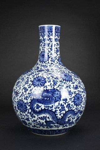 LARGE CHINESE BLUE AND WHITE VASE WITH DRAGON (1 of 3)