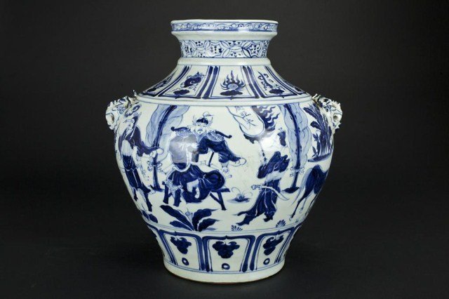 CHINESE BLUE & WHITE JAR WITH FOO DOG HANDLES (1 of 3)