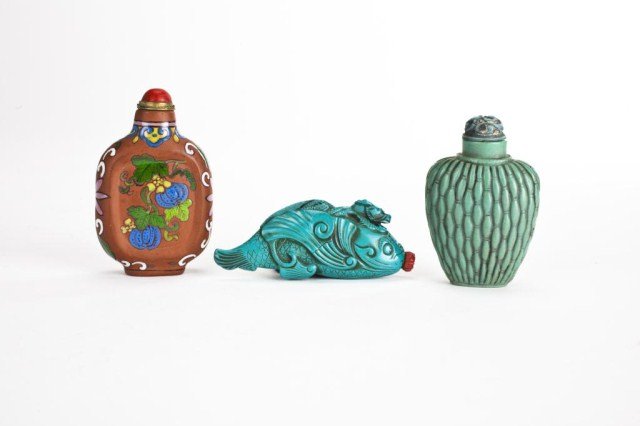 THREE CHINESE SNUFF BOTTLES (1 of 4)