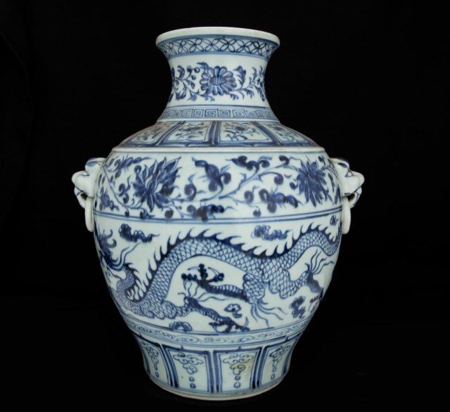 CHINESE BLUE AND WHITE VASE WITH HANDLES (1 of 3)