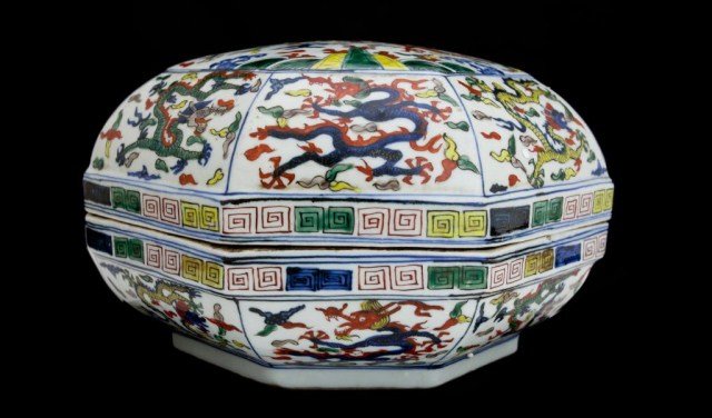 CHINESE OCTAGONAL LIDDED PORCELAIN BOX (1 of 5)