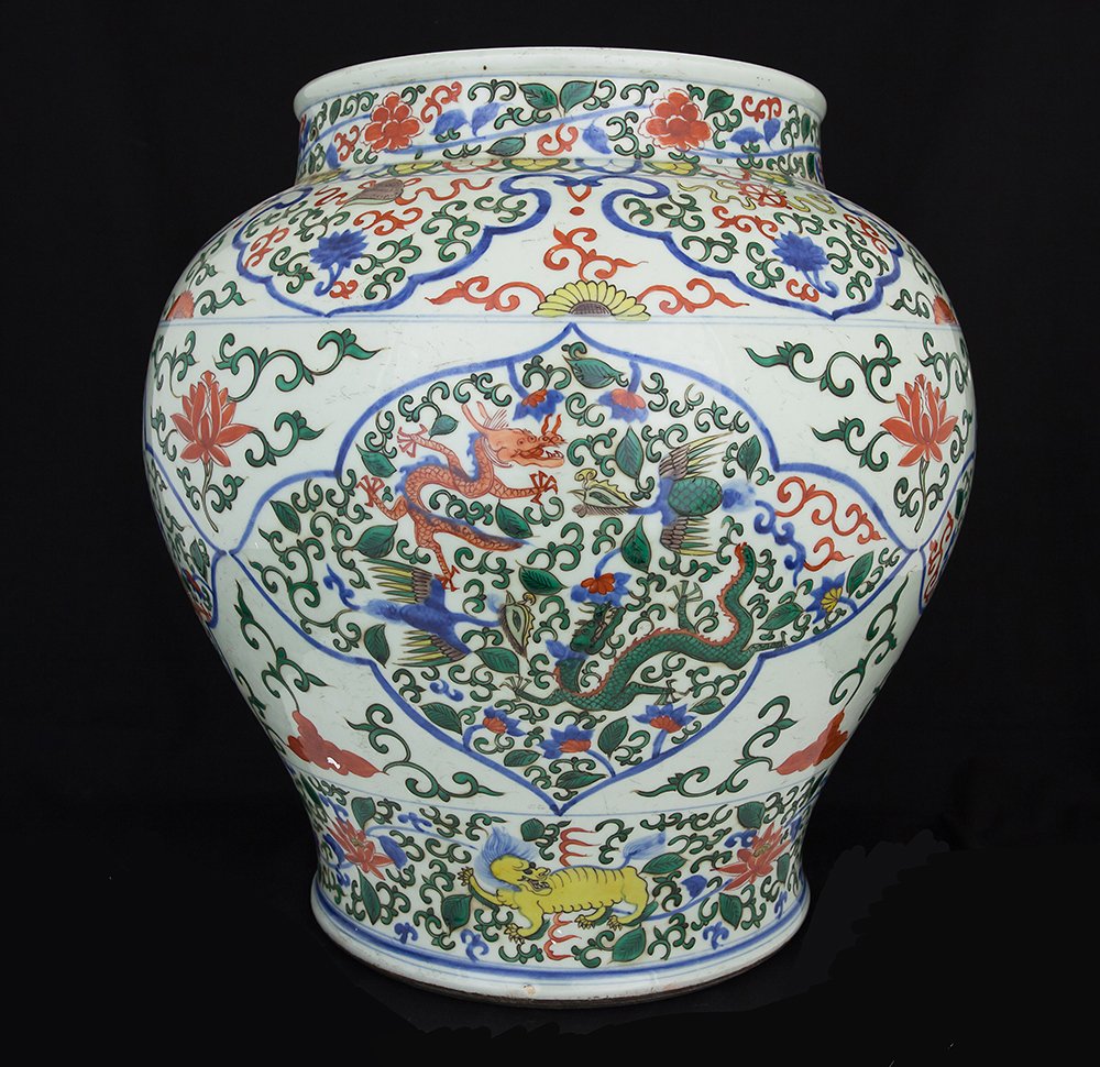 LARGE CHINESE DOUCAI JAR (1 of 1)