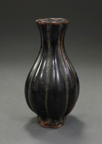 ANTIQUE CHINESE FOLIATE BOTTLE VASE (1 of 1)