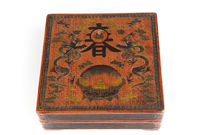 CHINESE SQUARE LACQUERED BOX WITH COVER (1 of 2)