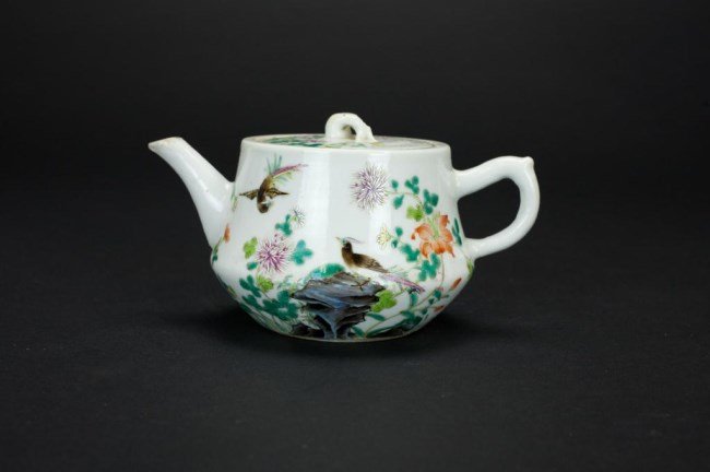 SMALL CHINESE TEAPOT WITH FLORAL MOTIF (1 of 2)