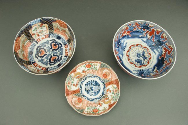 GROUP OF THREE JAPANESE IMARI PIECES (1 of 6)