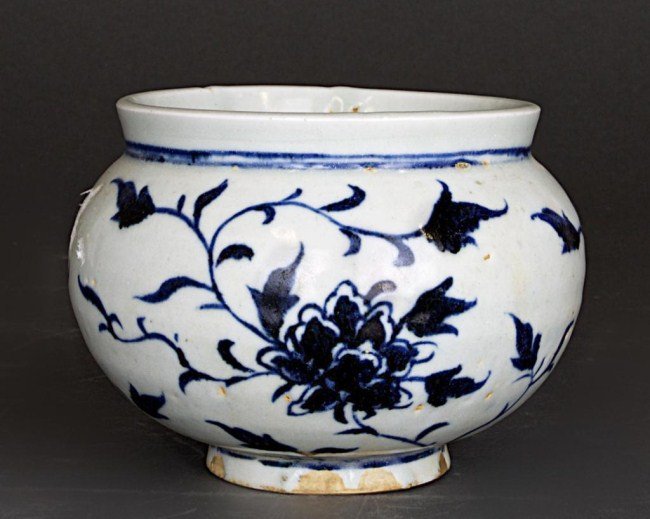 SMALL CHINESE BLUE AND WHITE POTTERY JAR (1 of 1)