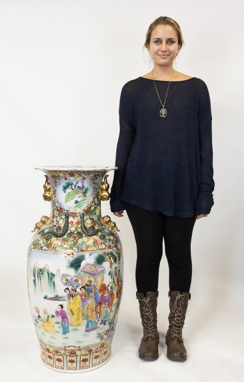 LARGE CHINESE PORCELAIN VASE (1 of 2)
