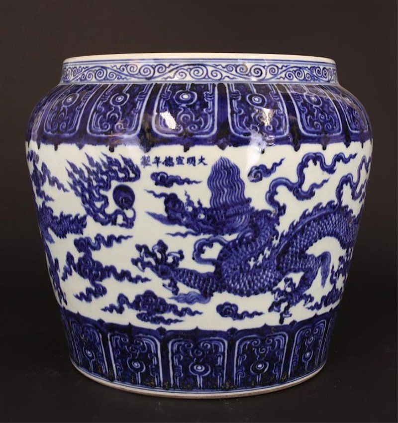 LARGE CHINESE BLUE AND WHITE JAR (1 of 2)