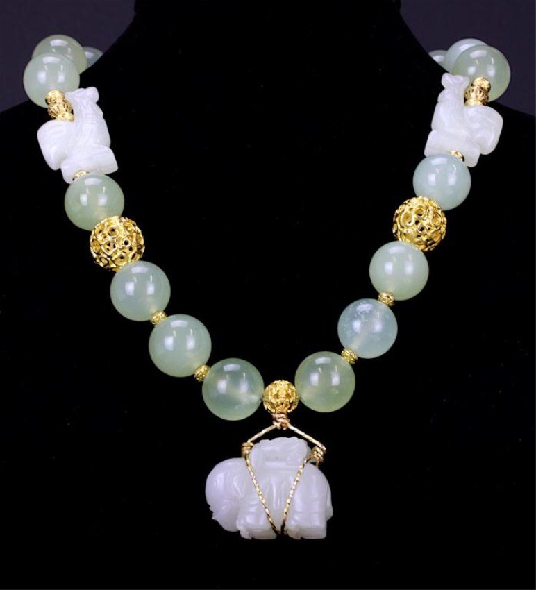 NECKLACE WITH WHITE JADE PENDANT OF AN ELEPHANT (1 of 1)
