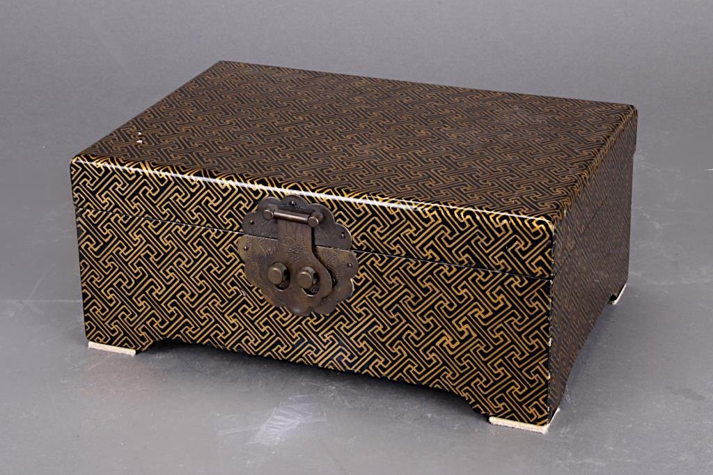JAPANESE BLACK AND GOLD LACQUER BOX (1 of 2)