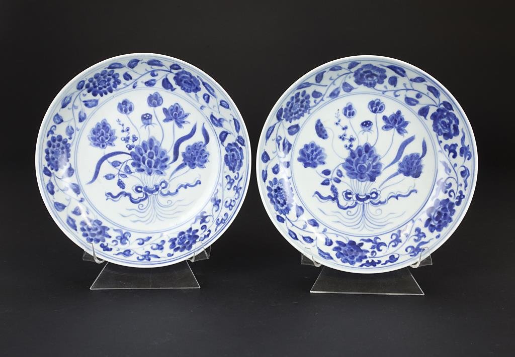 PAIR OF CHINESE MING DYNASTY BLUE & WHITE PLATES (1 of 2)