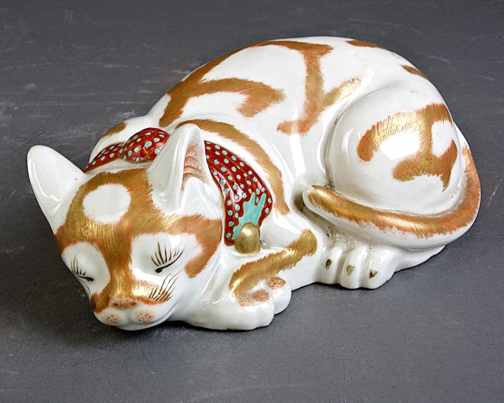 JAPANESE KUTANI PORCELAIN SLEEPING CAT (1 of 1)