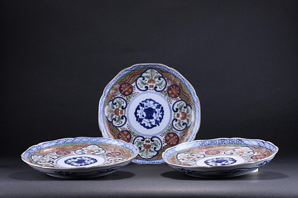 THREE JAPANESE IMARI PLATES (1 of 9)