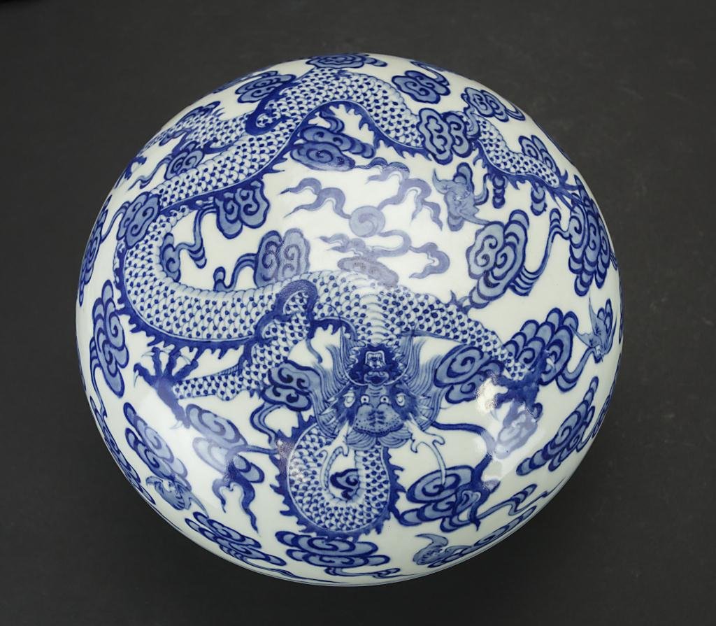 CHINESE BLUE AND WHITE ROUND LIDDED BOX (1 of 2)