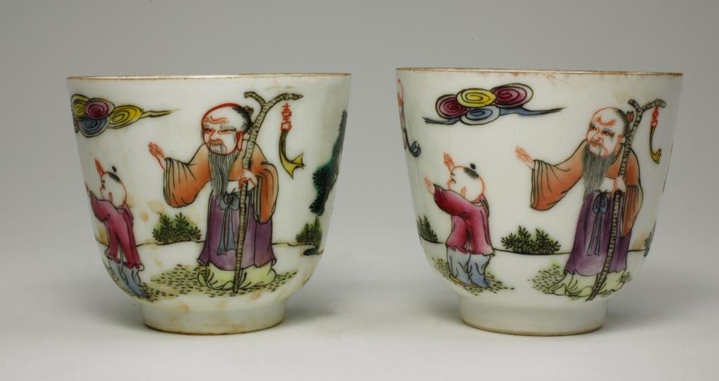 PAIR OF SMALL CHINESE QING DYNASTY PORCELAIN CUPS (1 of 3)