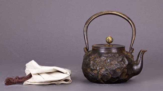 JAPANESE CAST IRON TEAPOT (1 of 2)