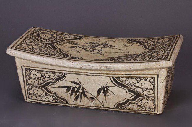 CHINESE MING DYNASTY PORCELAIN PILLOW (1 of 2)