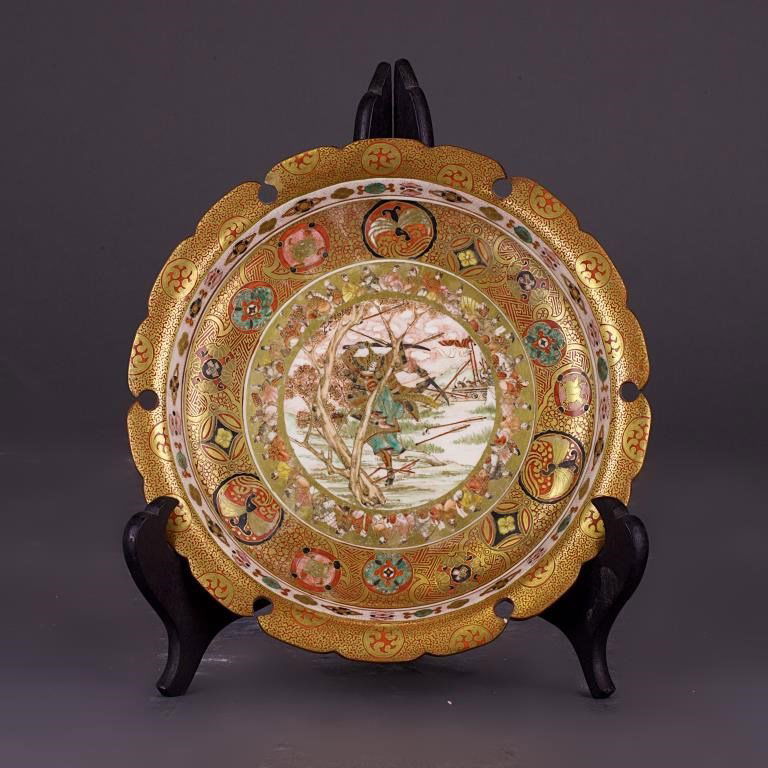 UNUSUAL JAPANESE SATSUMA FOOTED ROUND TRAY (1 of 2)