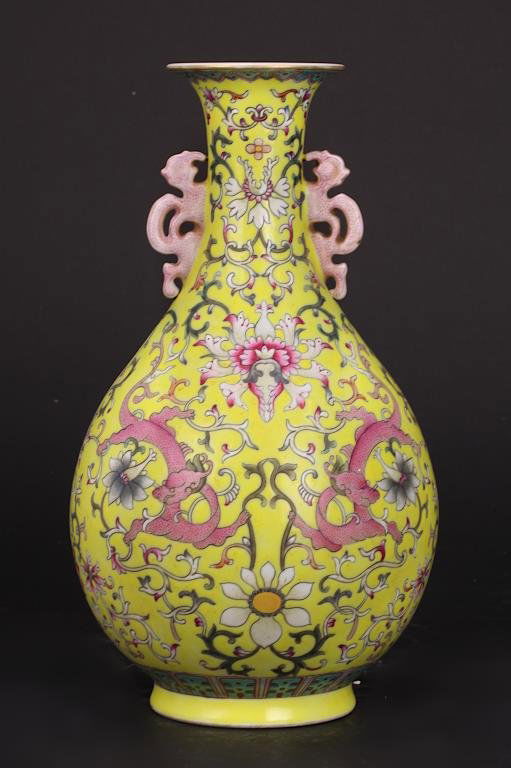 CHINESE FAMILLE JAUNE FAMILLE ROSE VASE (1 of 2)