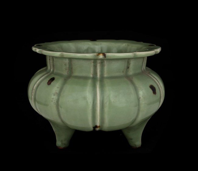 17TH CENTURY ANTIQUE CHINESE CELADON TRIPOD JAR (1 of 3)