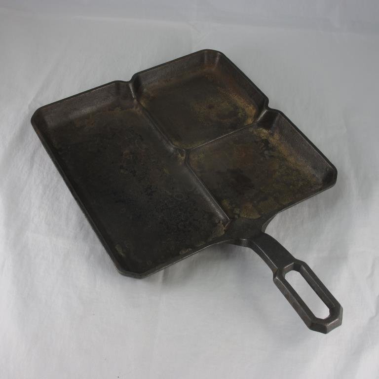 Griswold #666, divided cast iron breakfast skillet (1 of 4)