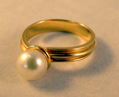 A LADIES TIFFANY AND CO. 18K YELLOW GOLD PEARL RIN: A LADIES TIFFANY AND CO. 18K YELLOW GOLD PEARL RING with ribbed band