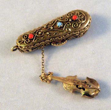 A UNIQUE 14K YELLOW GOLD DIMINUTIVE VIOLIN with at: A UNIQUE 14K YELLOW GOLD DIMINUTIVE VIOLIN with attached case charm, hinged lid inset with turquoise and coral cabechon stones, 1 ½"l 5.5dwt.