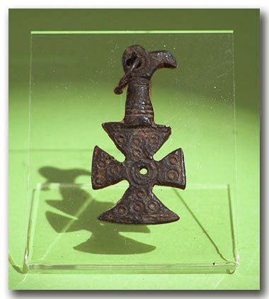Byzantine Bronze Cross with Eagle: Byzantine Bronze CRoss with Eagle, c. 8th-9th Century A.D. Of flared arms, decorated with concentric pattern, the top with eagle head, facing sideway Size: 4.5 cm H (excluding loop) - 1 3/4"