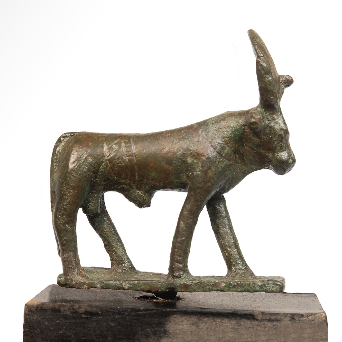 Egyptian Bronze Apis Bull, c. 664 - 332 B.C.: Egyptian Bronze Apis Bull, c. 664 - 332 B.C. Striding Apis bull, the solar disk with frontal Uraeus between the horns over his head. Fine facial and incised details. Exquisite. Size:4.2 cm L - 1 5/8 i