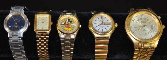 Seiko Watch Collection, 5pcs: Including: (1) ladies, Seiko, 21 Jewel, (3) ladies, Seiko quartz movement, needs servicing, (1) men's, Seiko Kinetic, *scratches to crystals present
