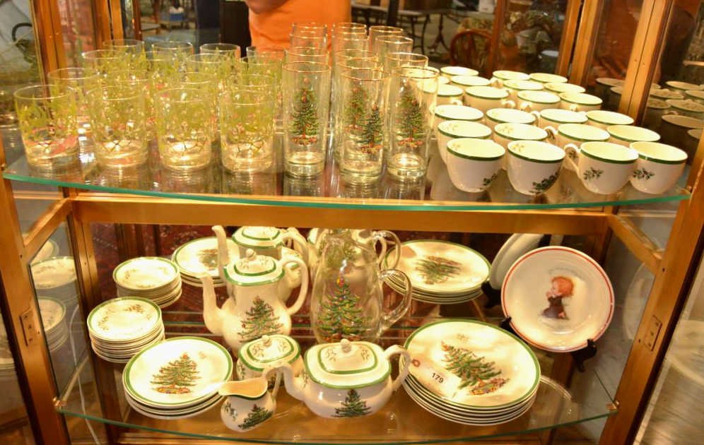 45 Pieces of Spode Christmas Tableware and Related (1 of 4)