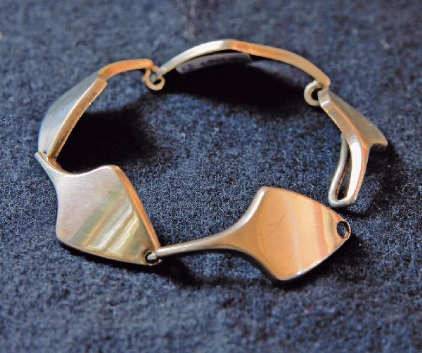 Armband: Armband Bent Knudsen, Dänemark 1950er Jahre Silber. 5-gliedrig. L 15 cm. Bez.: STERLING DENMARK, BENT K Mod.-Nr. 16 Thage, J., Danish Jewelry, o.O. 1990, S. 169-171 (zu Anni und Bent Knudsen) Schmuck