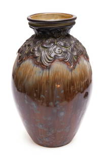 Vase: Vase Joseph und Pierre Mougin Frères, Nancy 1920er Jahre Keramik. Heller Scherben. Wandung mit Kristallinglasur in Braun- und Blautönen. Schulter reliefiert und matt glasiert. H 31,4 cm. Bez.: MOUGI