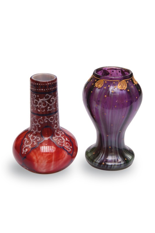 2 Vasen Halbedelsteinglas: 2 Vasen Halbedelsteinglas Johann Lötz Witwe, Klostermühle 1885-1900 Glas. Marmoriertes Karneolglas mit Emailmalereidekor. Violett- silbertürkis marmoriertes Glas mit Emailbemalung in Gold. H 11,7cm