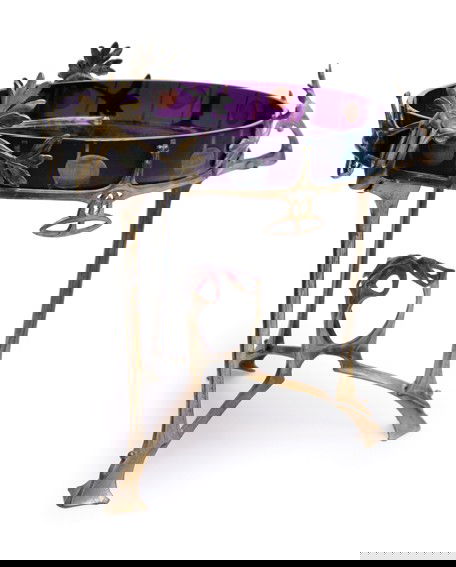 Aufsatzschale: Aufsatzschale Johann Lötz Witwe, Klostermühle um 1900 Glas, Messing. Violettes Glas mit aufgelegten Fäden und Flecken, grünlich irisiert. Schale innen mit min. Kratzer. H 25,9 cm, d 26 cm. Glas Pr