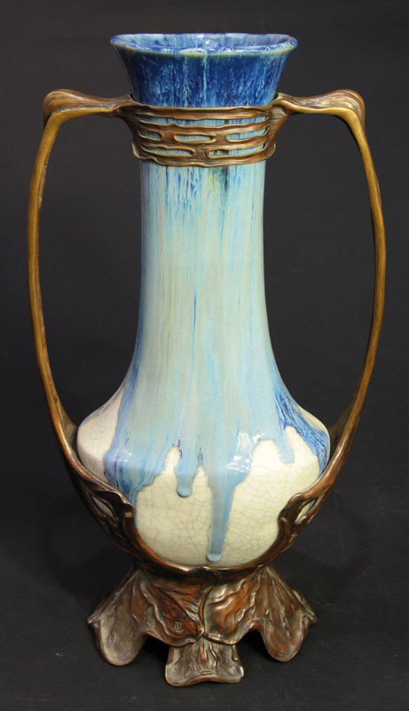 Vase: Vase Otto Eckmann um 1900 Montierung: Otto Schulz, Berlin Keramik, Bronze, patiniert. Heller Scherben mit mehrtonig blauer plastischer Überlaufglasur, auf hellgrau krakelliertem Grund. Stilisiert flo